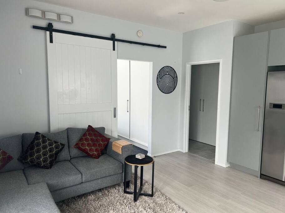 Apartment Smart And Stylish In Glen Eden *
